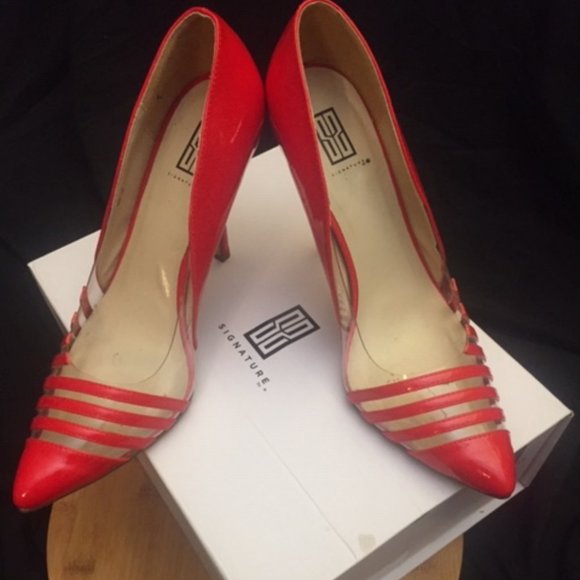 red pumps size 10